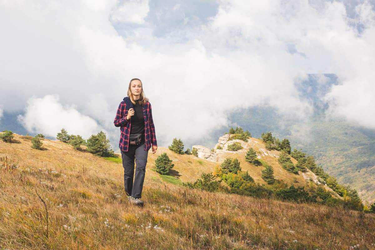 Девушка в облаках в пешем походе по горам Крыма