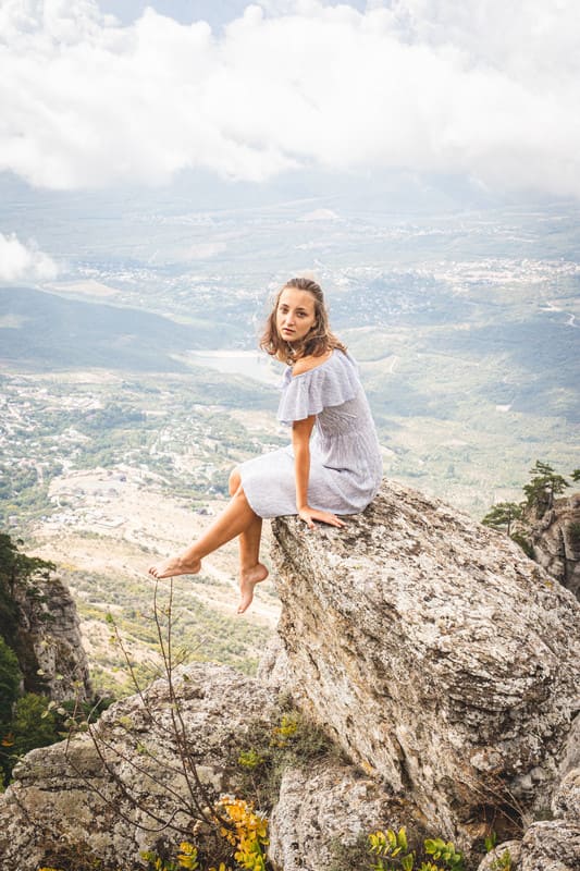 Красивая туристка в платье на скалах в Крыму
