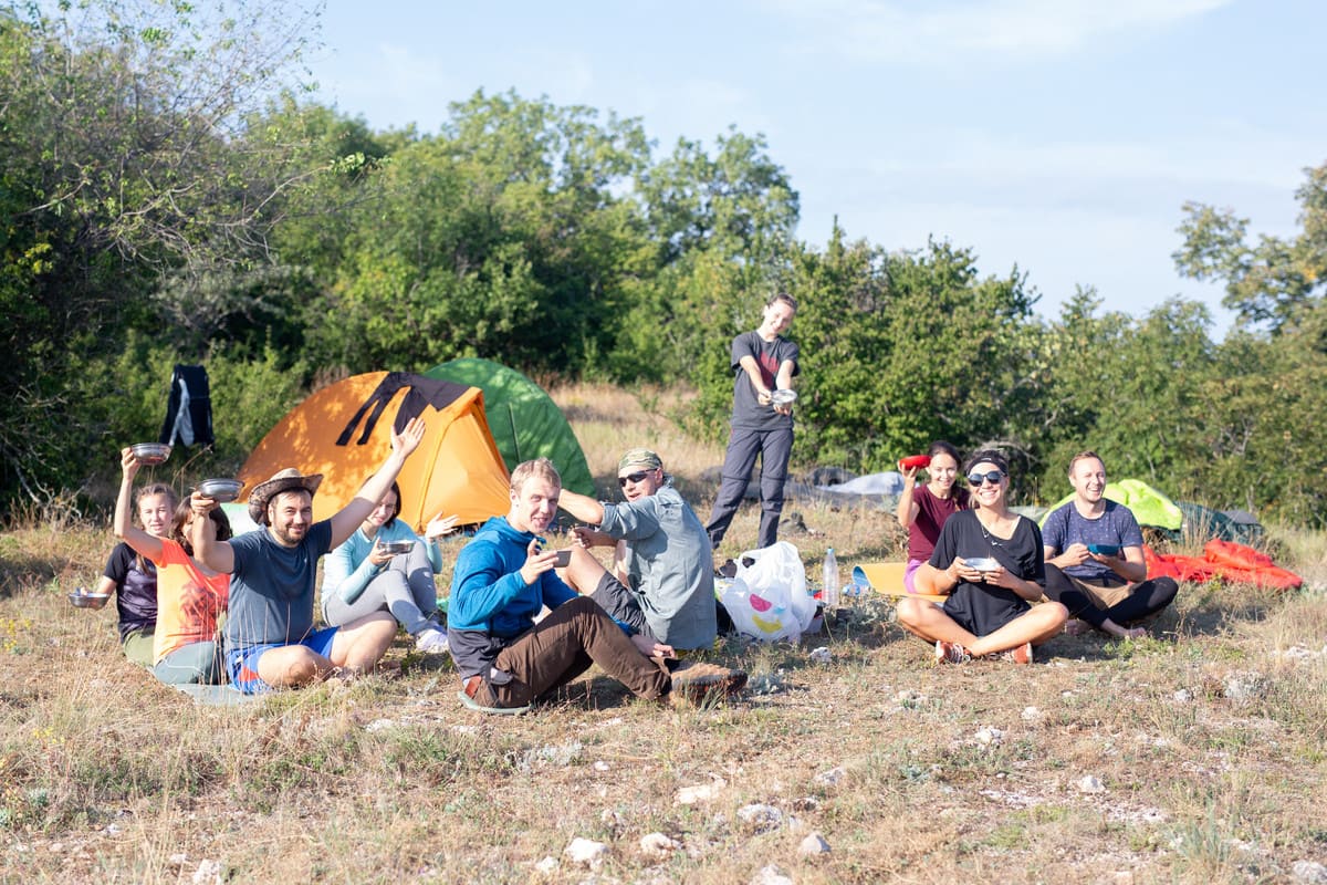 Группа туристов на завтраке в многодневном пешем походе по Крыму