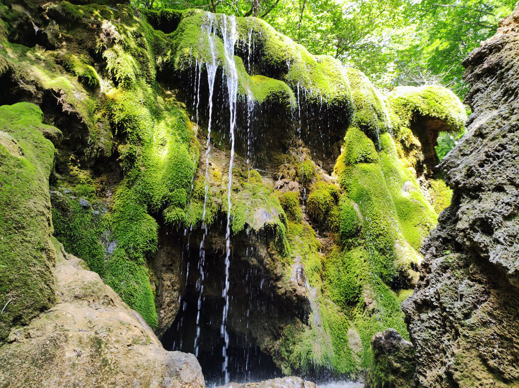 Водопад у большого каньона Крыма - серебрянные струи