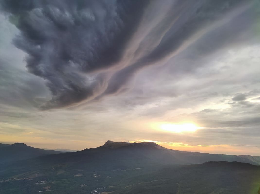Облака на закате у горы Демерджи