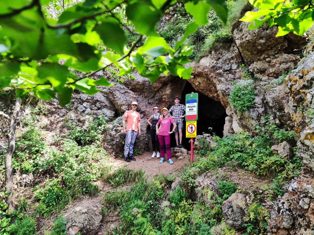 Группа туристов турклуба Туда-Сюда на фоне пещеры МАН