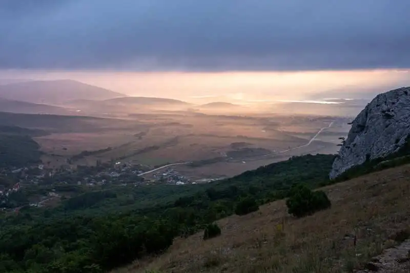 Многодневный пеший поход по Крыму - рассвет в байдарской долине