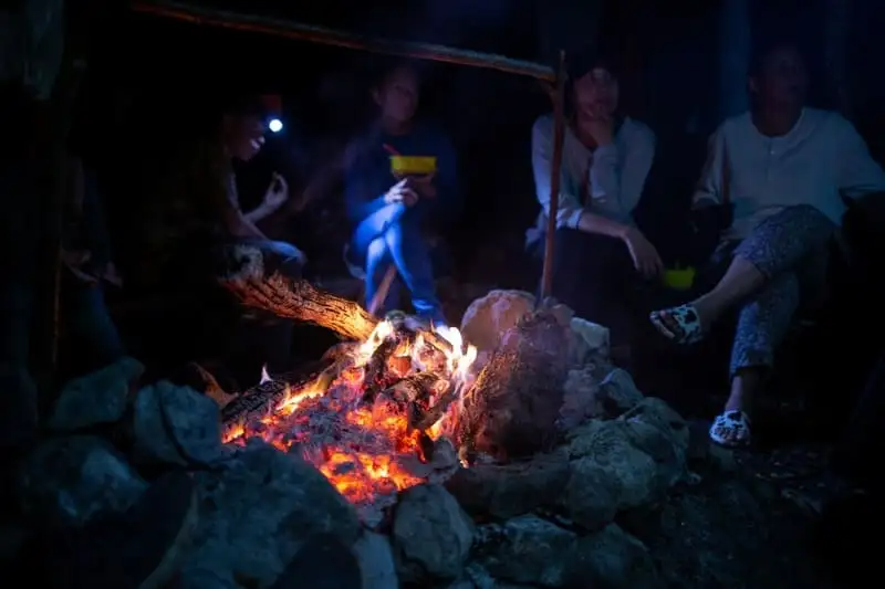 Туристы греются у костра в пешем походе по Крыму с ночевкой