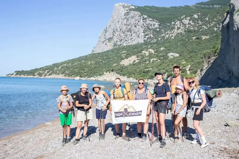 Туристы на фоне бухты Ласпи в Крыму
