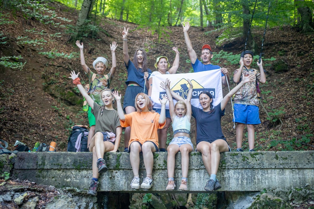 Туристы турклуба Туда-Сюда в многодневном походе по Крыму у Желтой пещеры
