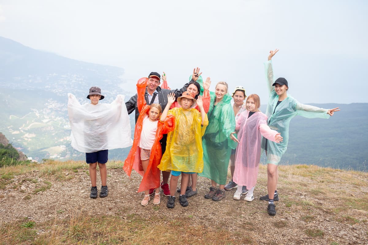 Туристы в дождевиках в пешем походе по горам Крыма с турклубом Туда-Сюда