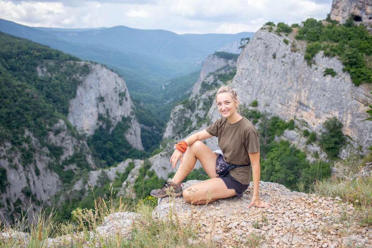 Помошник инструктора в походах по Крыму на фоне гор