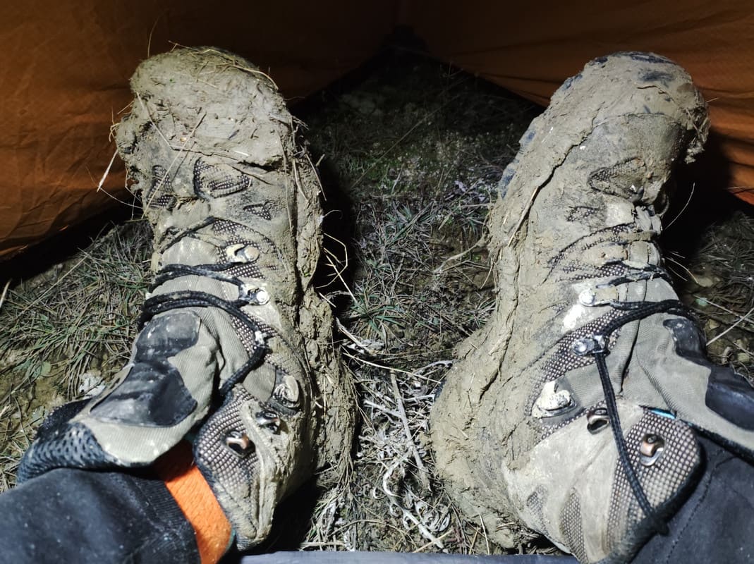 Боткинки у палатки с килограмом грязи