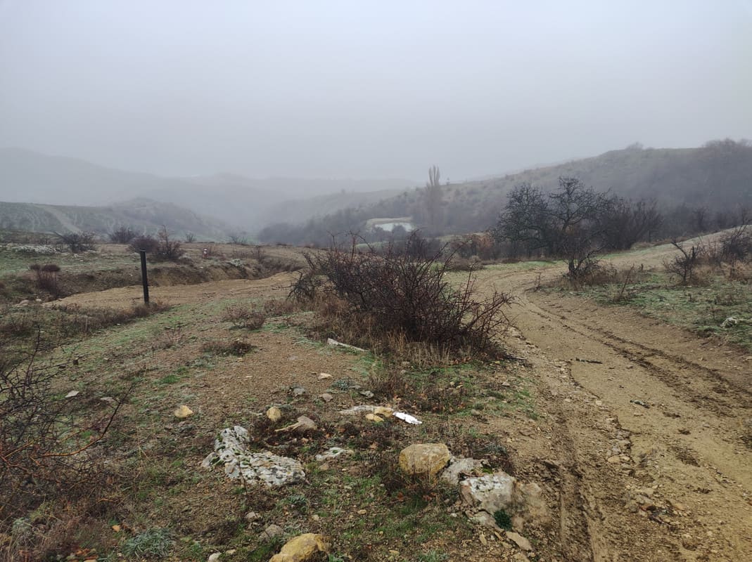 Туманная стоянка у горы Эчки-Даг в пешем многодневном походе по Крыму