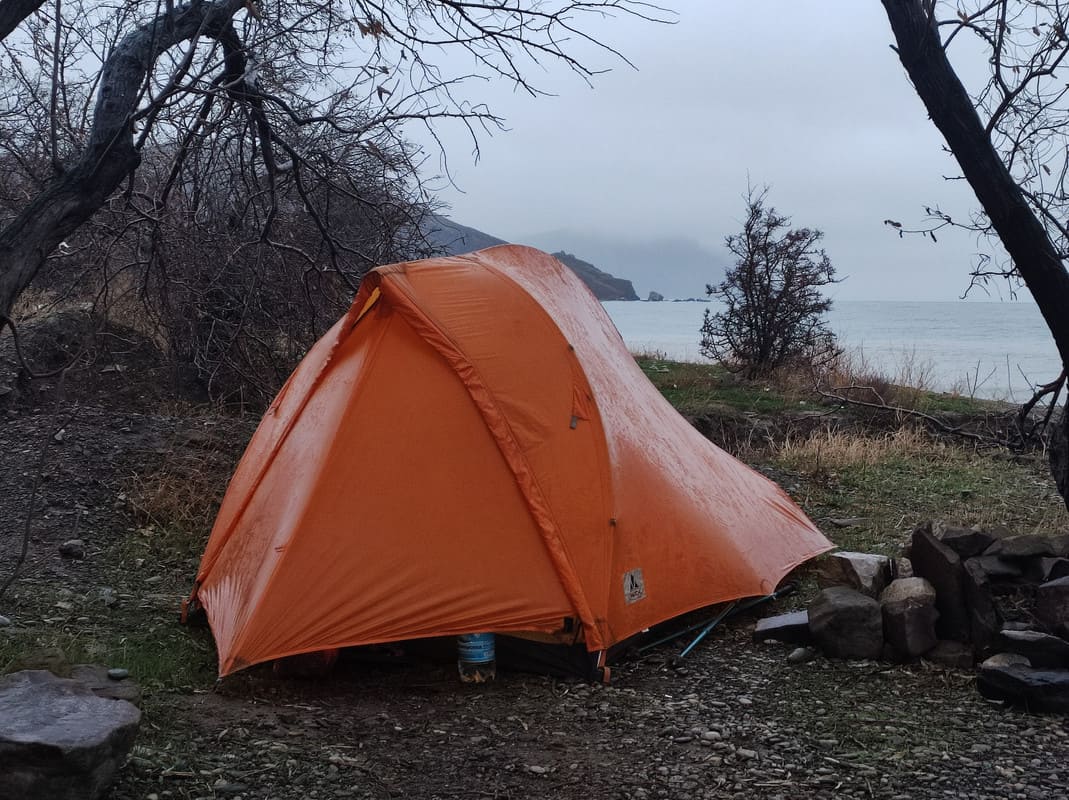 Палатка в Лисьей бухте в Крыму в декабре