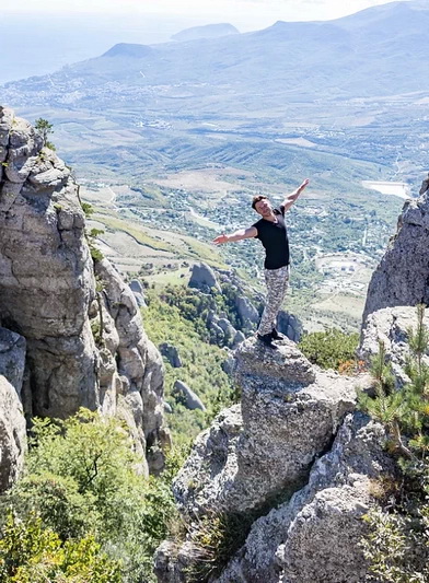 турист на скалах Демерджи в Крыму
