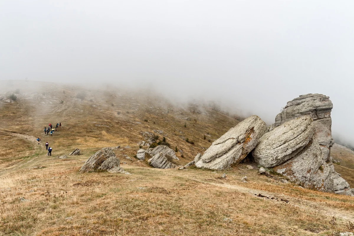 туристы в Крыму уходят в поход на горе демерджи в тумане