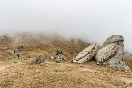 туристы в Крыму уходят в поход на горе демерджи в тумане