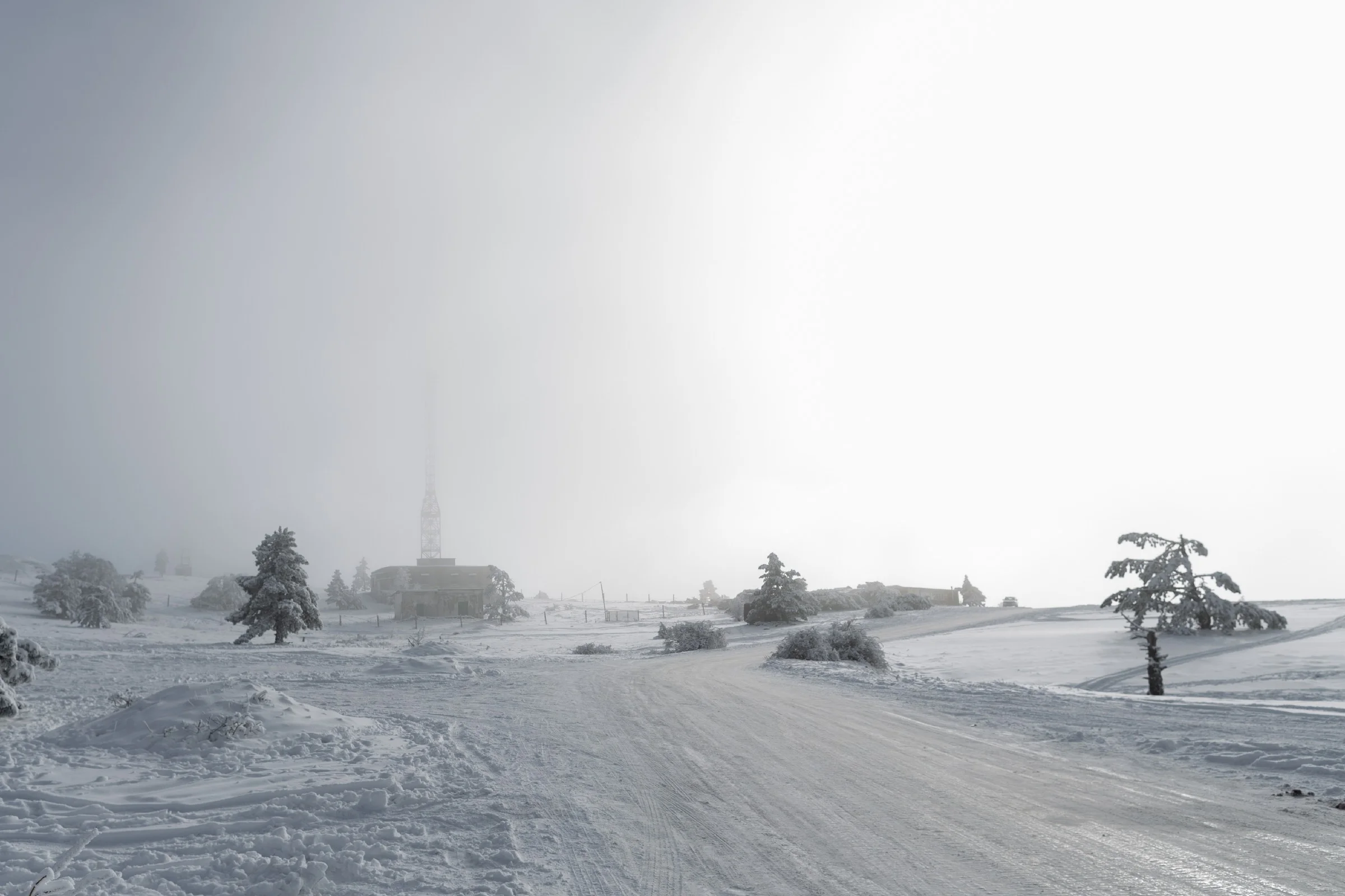 Дорога к вершине Ай-Петри все в снегу и дымке
