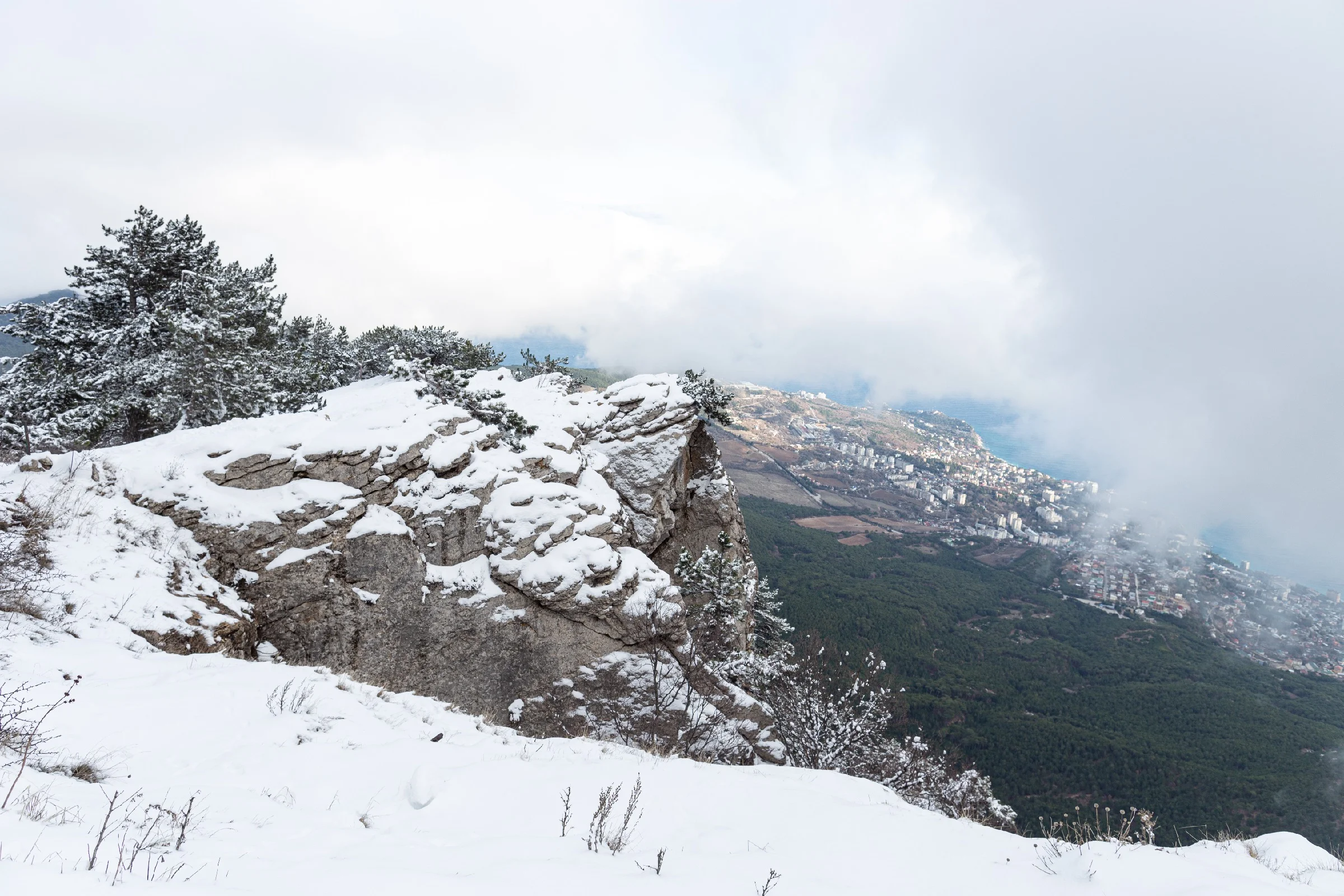 Скальники на Ай-Петри зимой с видом на Кореиз