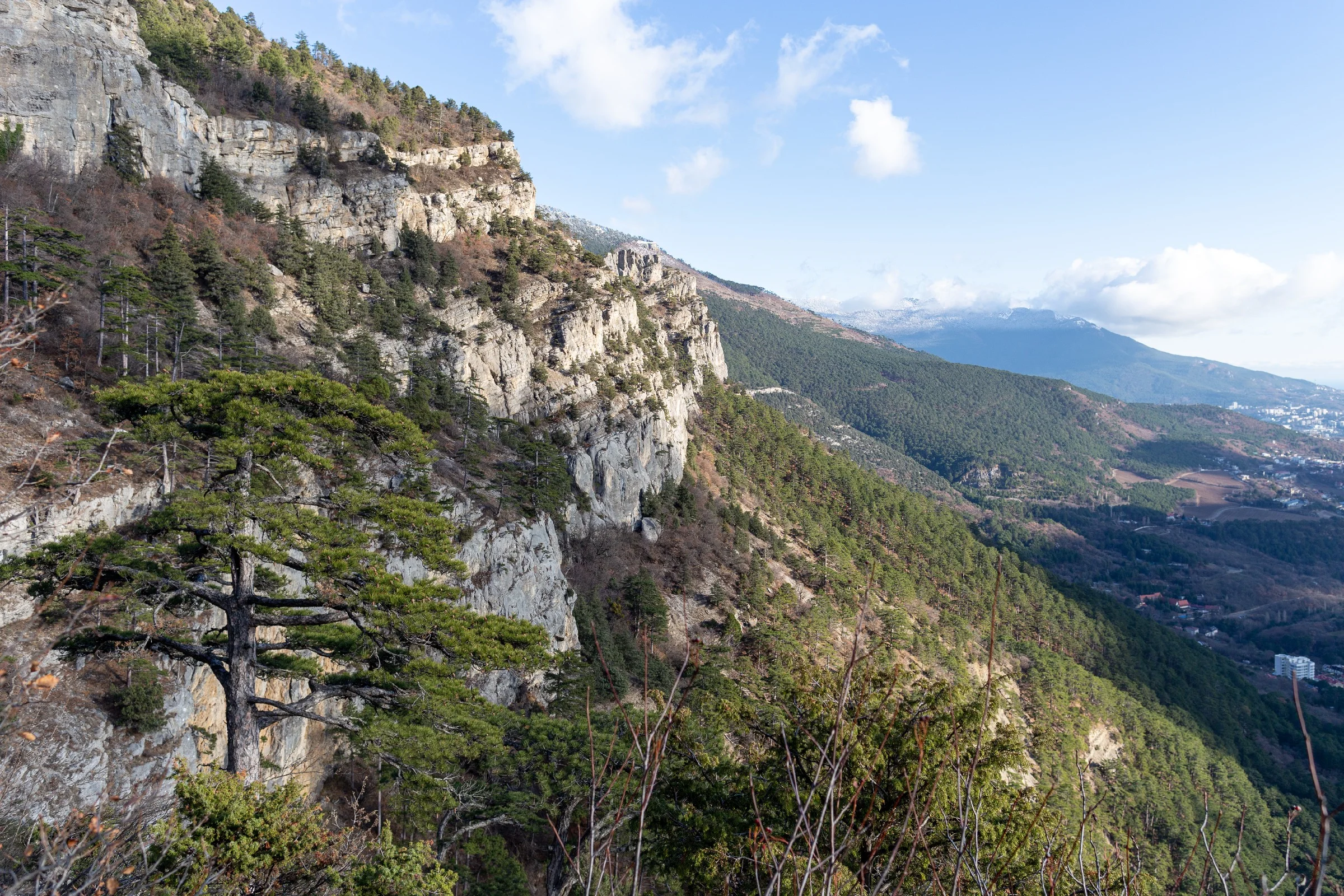Вид на Ставри-Кая с Крестовой скалы у водопада Учан-Су