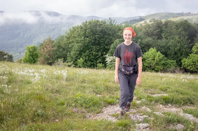 красивая дешвука в пешем походе по горам Крыма