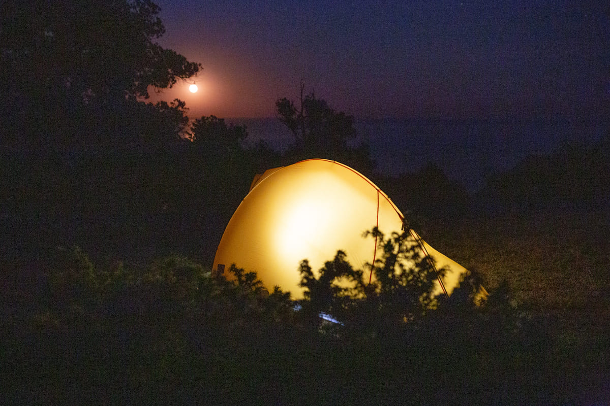 Палатка ночью в горах Крыма под луной