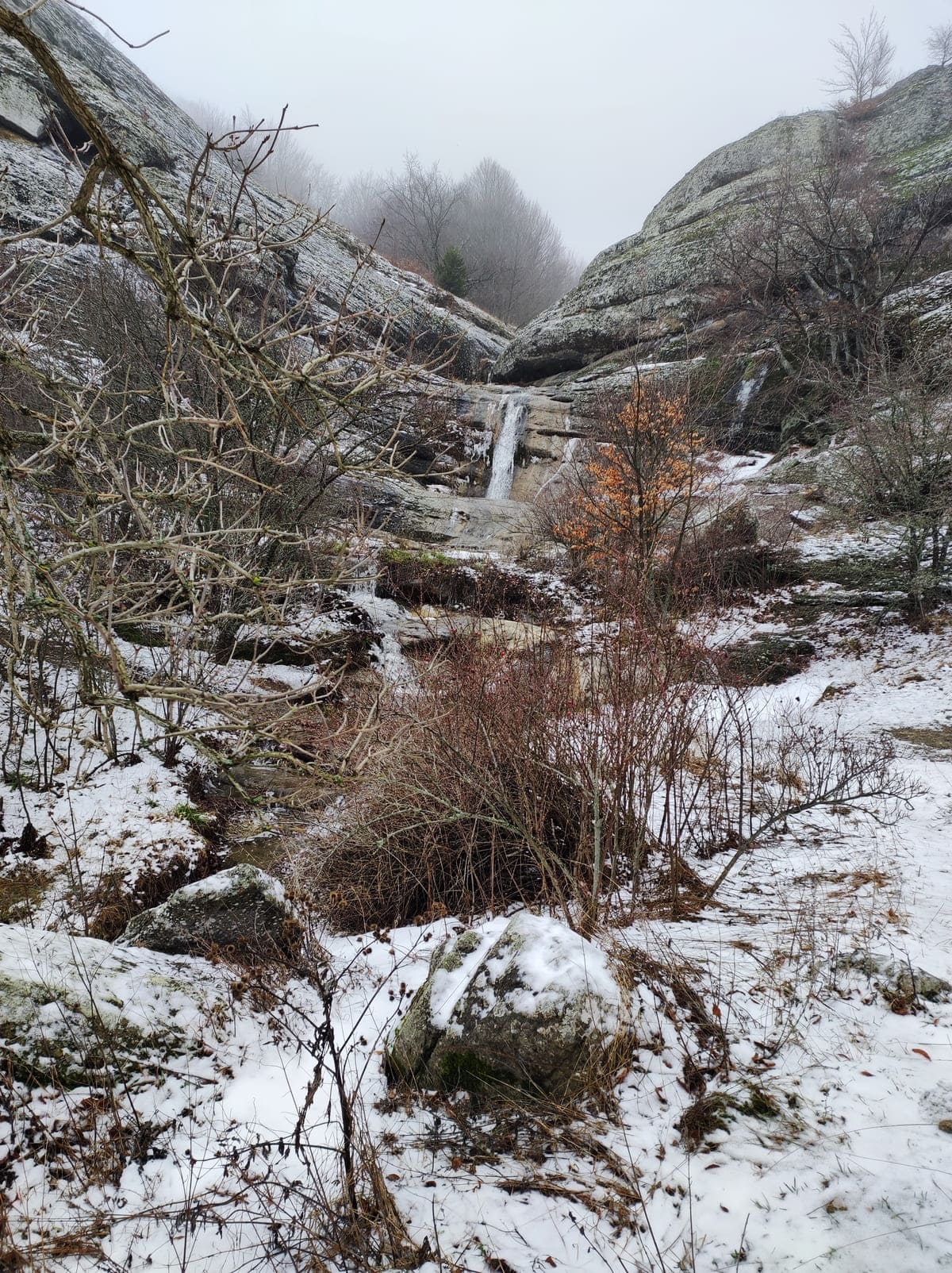 Зимний водопад Джурла в пешем однодневном треккинге по горам Крыма